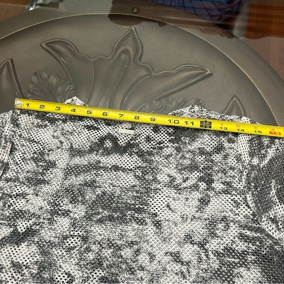 Columbia women’s Black and Gray Patterned mesh shirt - Picture 6 of 7